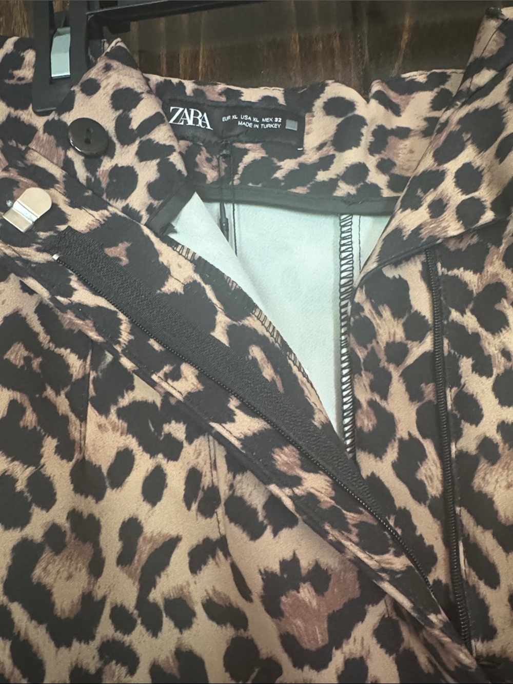 Zara Women’s Leopard Print Ankle pants
Slim Fit. Runs Small - Picture 5 of 5